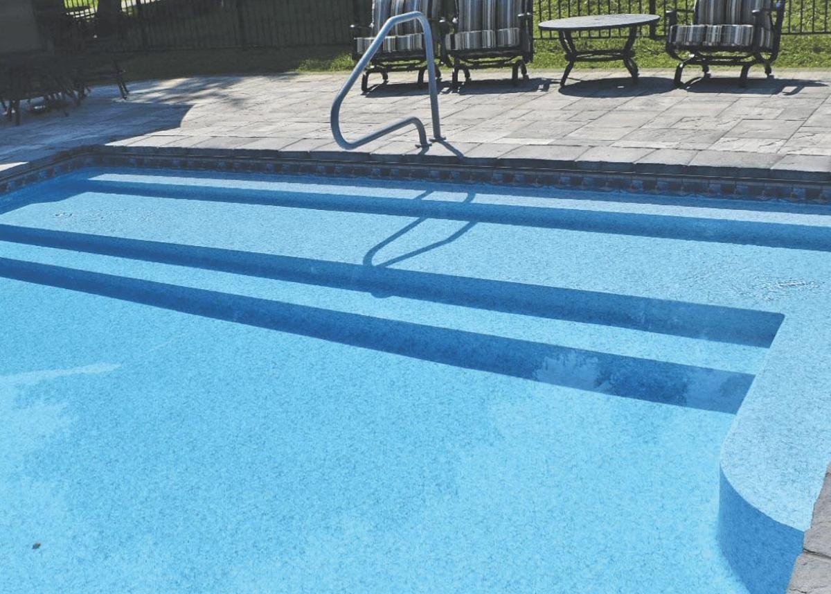 Royal Swimming Pools 8′ Straight Back Step 4-Tread White Cantilever Latham - Image 3