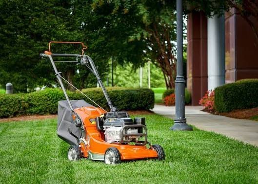 Husqvarna W520 Commercial Lawn Mower - Image 3